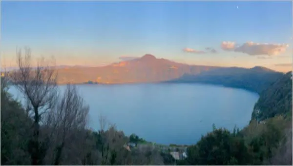 Lake Albano source Wikipedia https://upload.wikimedia.org/wikipedia/commons/9/9b/Lago_Albano_%E2%80%A2_Lake_Albano_%2846753130582%29.jpg  Sonse / CC BY (https://creativecommons.org/licenses/by/2.0)
